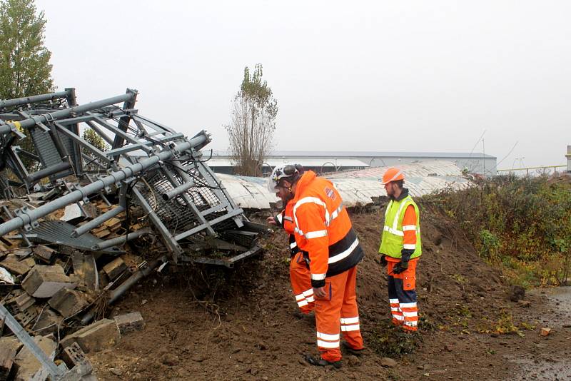 Symbol Mnichova Hradiště i firmy Liaz v sobotu devět minut po desáté hodině přestal existovat. Osmdesátimetrový komín, který stál na místě dvaapadesát let, se po odpalu střelmistra naklonil a během několika vteřin se poroučel k zemi