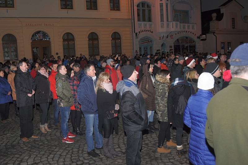 Štědrovečerní zpívání na Masarykově náměstí v Mnichově Hradišti.