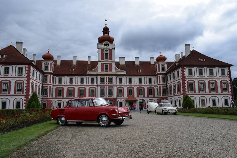 Výstava automobilů Škoda MB 1000 na zámku v Mnichově Hradišti.