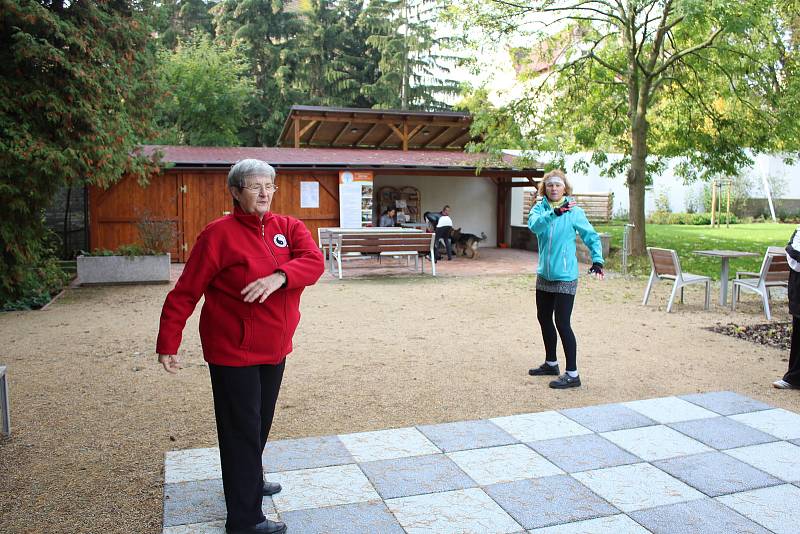 Senioři si užili ukázku TAI CHI a canisterapie