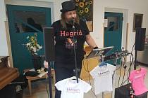 V Domově seniorů v Mladé Boleslavi opět zazpíval oblíbený Roman Hagrid Doubek ze známé pop rockové kapely Hurwajs.