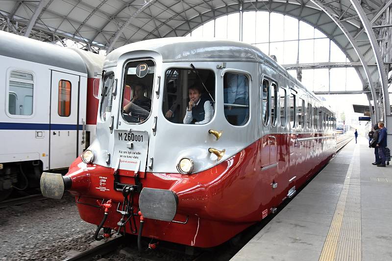 Na Mělnicko, Mladoboleslavsko a Nymbursko vyjel v pátek z Prahy historický motorový vůz 260.001 zvaný Stříbrný šíp.