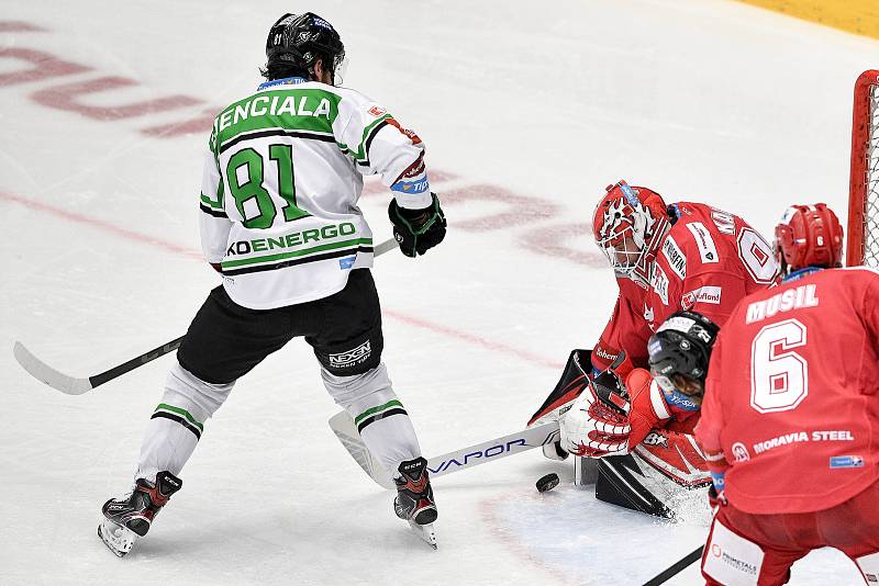 Semifinále play off hokejové Tipsport extraligy - 7. zápas: HC Oceláři Třinec - BK Mladá Boleslav, 15. dubna 2021 v Třinci. (zleva) David Cienciala z Mladé Boleslavi a brankář Třince Ondřej Kacetl.