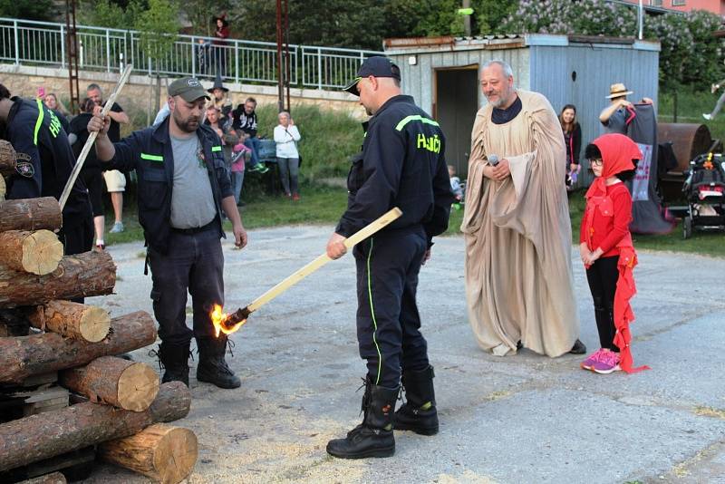 Čarodějnický rej na hřišti.