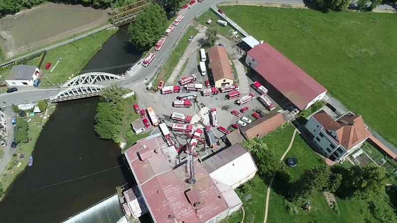 Požár dřevěné konstrukce mlýnu zaměstnal hasiče v úterý dopoledne u Horek nad Jizerou. Vyhlášen byl třetí stupeň poplachu.