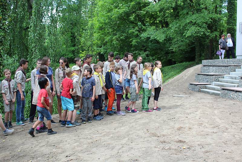 V Benátkách nad Jizerou slavnostně otevřeli Centrum ekologické výchovy, které bude sloužit především jako klubovna pro místní skauty. Stavba byla zahájena v září loňského roku a město vyšla na necelých devět milionů korun.