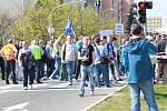 Škodováci protestovali před Pentagonem proti nabídce firmy. Mítinku se zúčastnily tisíce lidí.