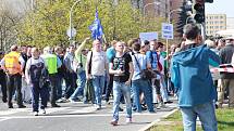 Škodováci protestovali před Pentagonem proti nabídce firmy. Mítinku se zúčastnily tisíce lidí.