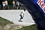 Ze závodu longboardů Red Bull Feel the Wheel 2020 na bikrosové trati v Benátkách nad Jizerou.