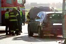 Nehoda u Luštěnic, kde řidič autobusu nedobrzdil situaci.