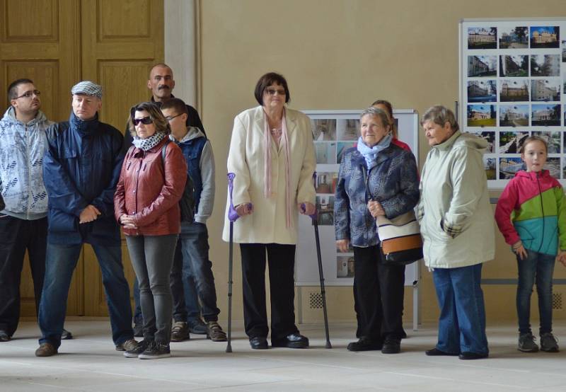 Stovky lidí si o víkendu nenechaly ujít možnost nahlédnout do všech zákoutí kosmonoského zámku. Město Kosmonosy u příležitosti dokončení rozsáhlých oprav připravilo pro zvídavý lid Den otevřených dveří.