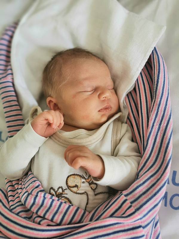 Kristýnka Fridrichová se narodila 13. března 2020 v mladoboleslavské porodnici. Vážila 3980 g a měřila 51 cm. Nyní už je s celou svou rodinou Jaromírem a Lucií ve Přepeřích. Doma na ni čekala i sestřička Anička.