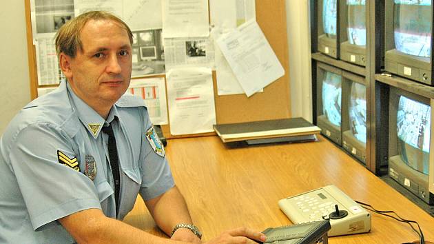 Pracovník Městské policie Mladá Boleslav sleduje záběry kamer 24 hodin denně.