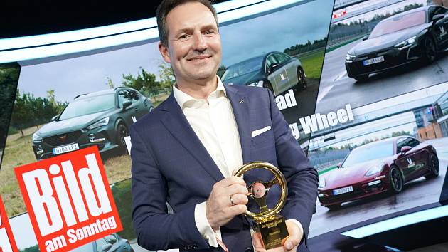 Thomas Schäfer, předseda představenstva společnosti Škoda Auto, převzal ocenění Golden Steering Wheel (Zlatý volant) 2021 za nejlepší elektrické SUV pro vůz Enyaq iV
