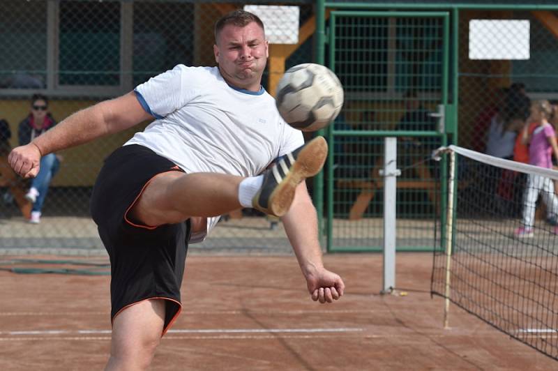 Ve Sportovním areálu Kolomuty se uskutečnil o víkendu nohejbalový turnaj trojic - 10. ročník Helada Cup, kterého se zúčastnilo 31 hráčů, 10 týmů. 