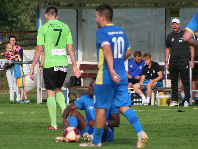 Fotbalisté Horek (v modrém) porazili v divizním derby sousedy z Benátek 1:0.