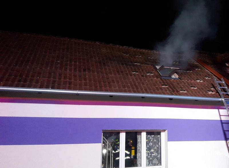 Požár rodinného domu v Horním Bousově.