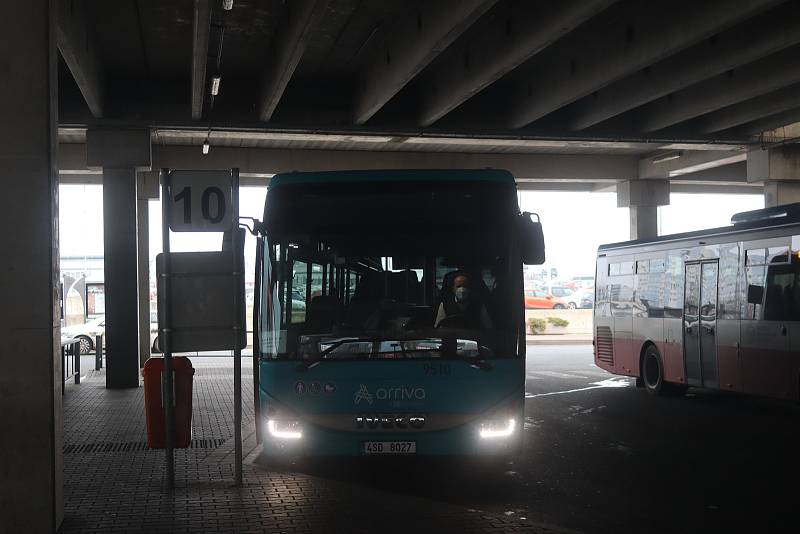 Řidič autobusu, který směrem na Prahu projíždí tři okresy. Od časného rána potkal dvě policejní hlídky.