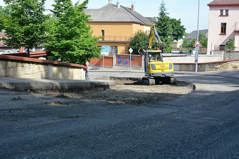 Rekonstrukce silničního povrchu na Ptácké ulici v Mladé Boleslavi.