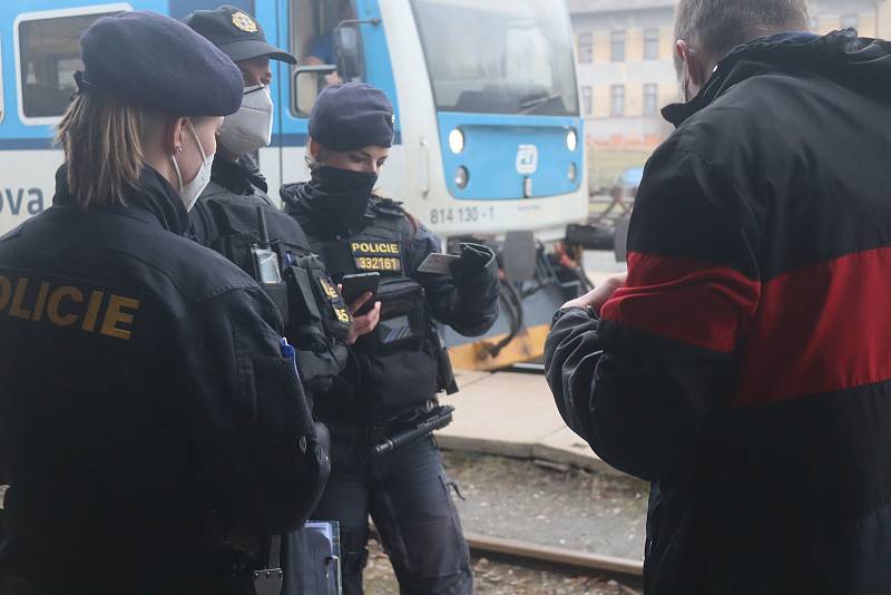 Policie, strážníci i vojáci. Ti všichni dohlédli na dodržování opatření.