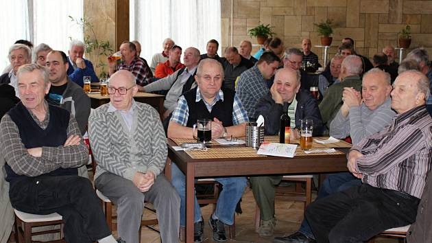 Výroční členské schůze boleslavských včelařů se zúčastnilo sedm desítek mužů i žen.
