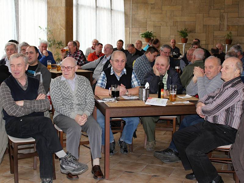 Výroční členské schůze boleslavských včelařů se zúčastnilo sedm desítek mužů i žen.