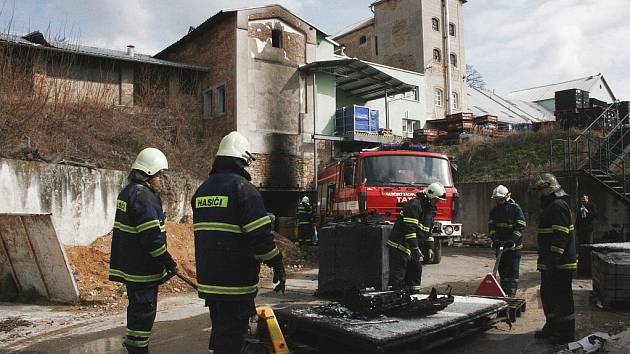 Hasiči zlikvidovali následky požáru ve firmě ve Vlkavě na Mladoboleslavsku. 