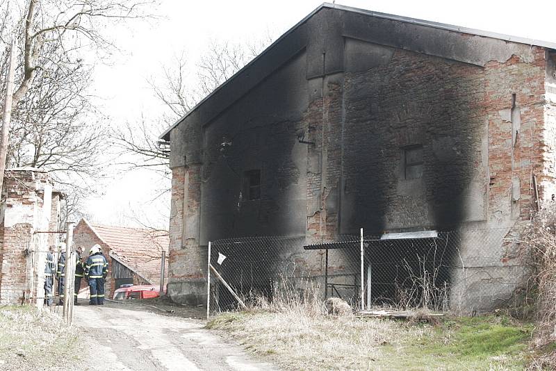 Hasiči zlikvidovali následky požáru ve firmě ve Vlkavě na Mladoboleslavsku. 