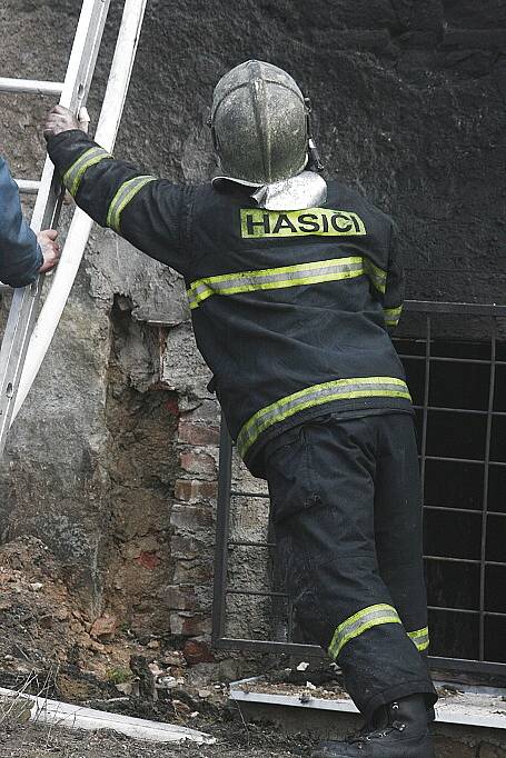 Hasiči zlikvidovali následky požáru ve firmě ve Vlkavě na Mladoboleslavsku. 