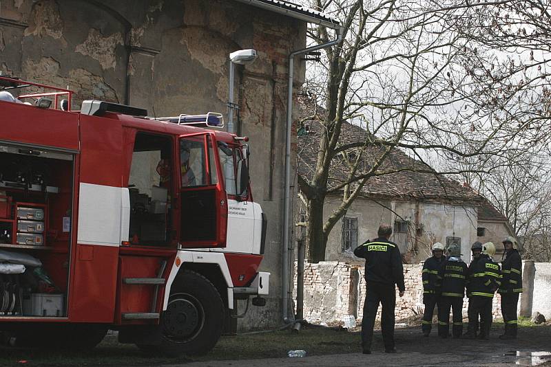 Hasiči zlikvidovali následky požáru ve firmě ve Vlkavě na Mladoboleslavsku. 