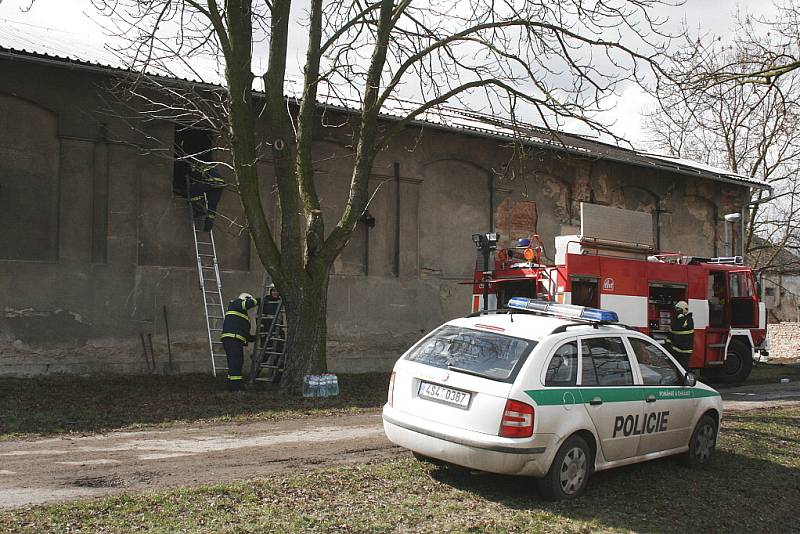 Hasiči zlikvidovali následky požáru ve firmě ve Vlkavě na Mladoboleslavsku. 