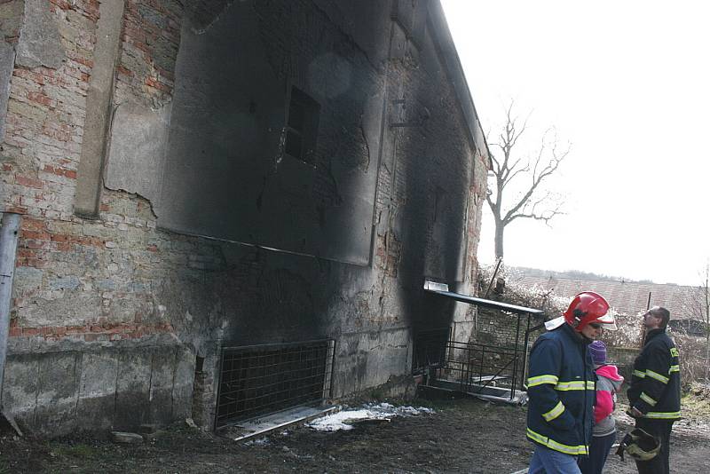 Hasiči zlikvidovali následky požáru ve firmě ve Vlkavě na Mladoboleslavsku. 