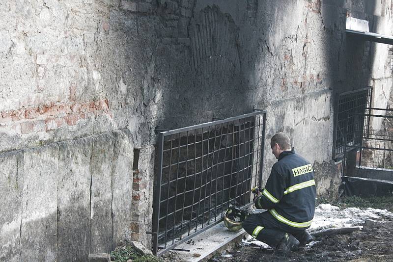 Hasiči zlikvidovali následky požáru ve firmě ve Vlkavě na Mladoboleslavsku. 