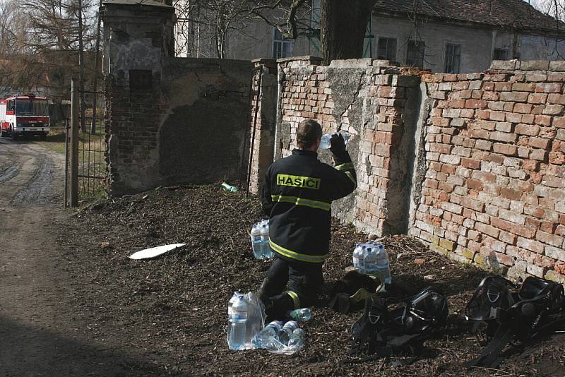 Hasiči zlikvidovali následky požáru ve firmě ve Vlkavě na Mladoboleslavsku. 