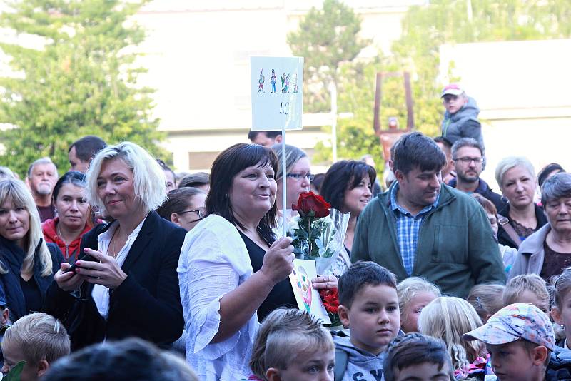 Tisíce dětí na Boleslavsku v pondělí poprvé zasedly ve školních lavicích.