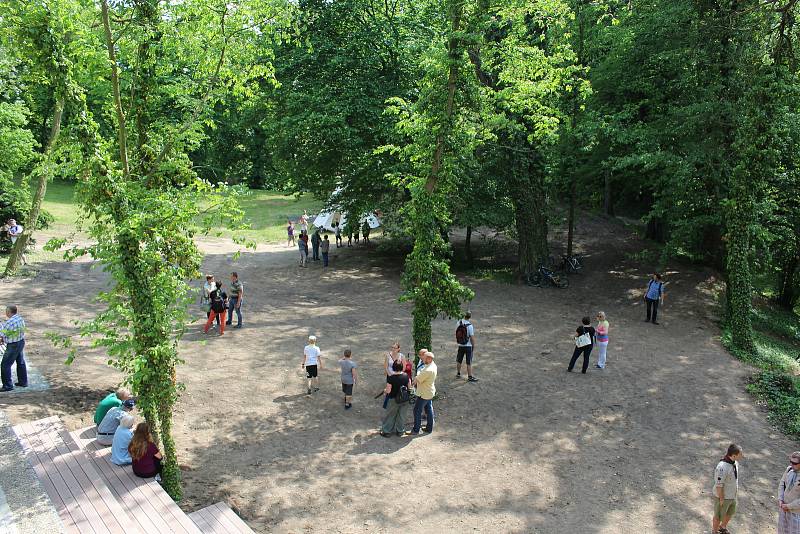 V Benátkách nad Jizerou slavnostně otevřeli Centrum ekologické výchovy, které bude sloužit především jako klubovna pro místní skauty. Stavba byla zahájena v září loňského roku a město vyšla na necelých devět milionů korun.