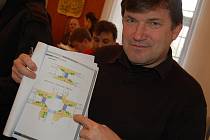 Jan Smutný, náměstek primátora Mladé Boleslavi ukazuje návrh, jak upravit přechody, aby byly bezpečné.