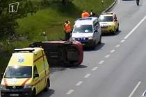 Auto v protisměru způsobilo sérii nehod na silnici R10 na Mladoboleslavsku.