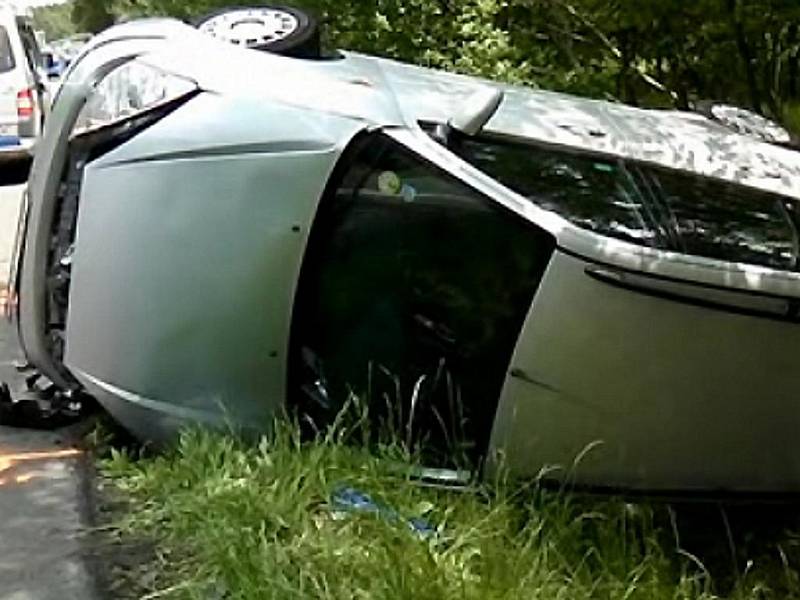 Auto v protisměru způsobilo sérii nehod na silnici R10 na Mladoboleslavsku.