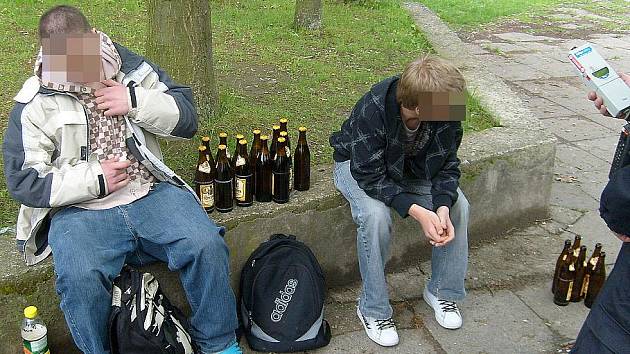 Dva mladíci popíjeli alkohol na místě zakázaném vyhláškou u náměstí Míru v Mladé Boleslavi.