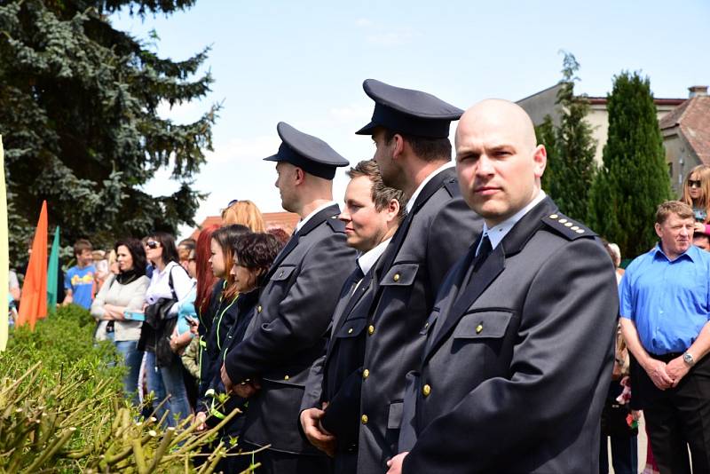 V Ledcích si připomněli oběti z konce druhé světové války a ani letos nechybělo ochotnické divadlo v přírodním amfiteátru