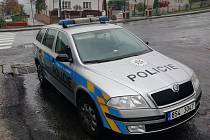Policejní auto v obci Holé Vrchy.