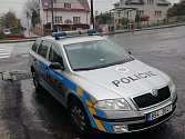 Policejní auto v obci Holé Vrchy.