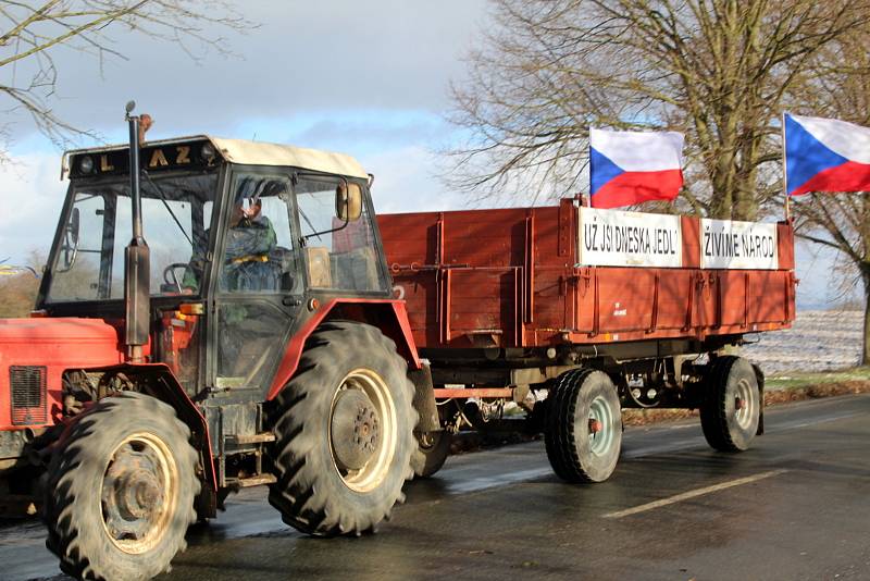 S traktory a přívěsy, které byly vyzdobeny hesly a českými vlajkami, vyrazila část zemědělců z několika míst v kolonách do Mladé Boleslavi.