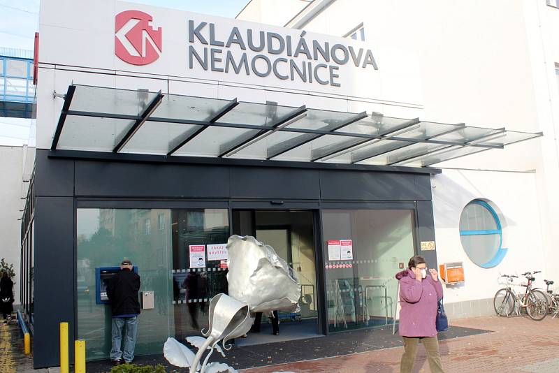 Klaudiánova nemocnice, kde se odehrálo drama záchrany života mladé ženy.