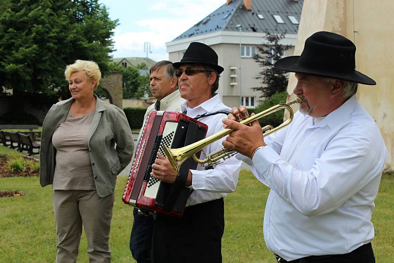 Velvyslanec se starostou zasadili lípu