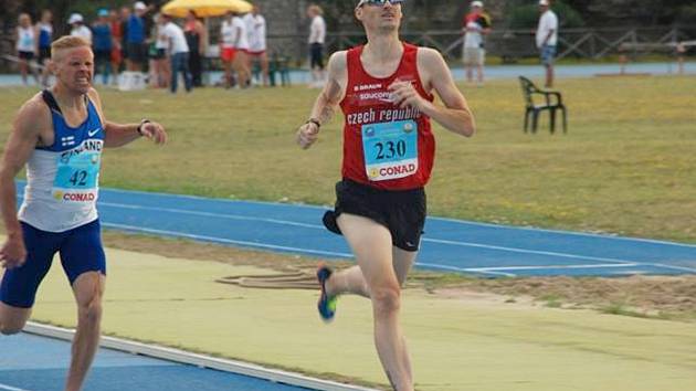 Vojtěch Koudelka finišuje pro zlato v závodě na 800 metrů.