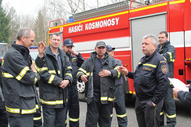 Fyzickou zdatnost, teoretické znalosti i techniku zásahu otestovala odborná příprava velitelů a strojníků hasičských jednotek.