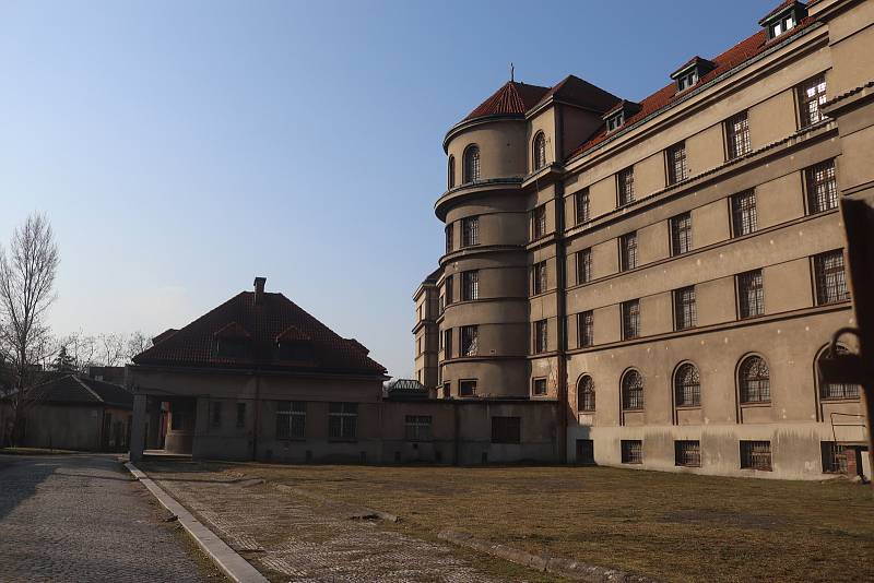 Budova věznice v Mladé Boleslavi sloužila svému účelu do 50. let 20. století. Nyní ji využívají hlavně filmaři. Hrála i ve snímku Šarlatán.