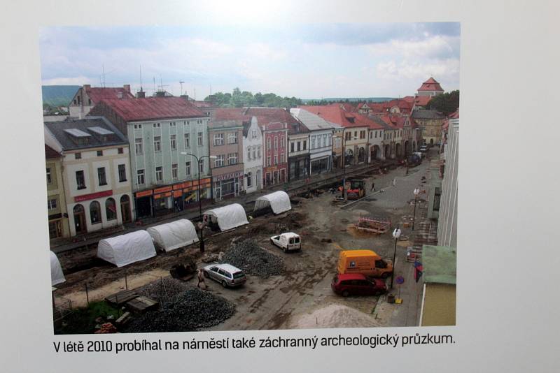 V Muzeu Mladoboleslavska na Hradě je v prvním patře k vidění neobyčejná výstava snímků z historie Staroměstského náměstí.